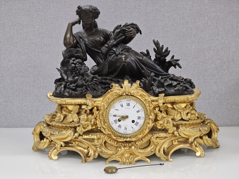 Pöytäkello 1800-luvun alun massiivinen pronssinen pöytäkello, Deniere a Paris