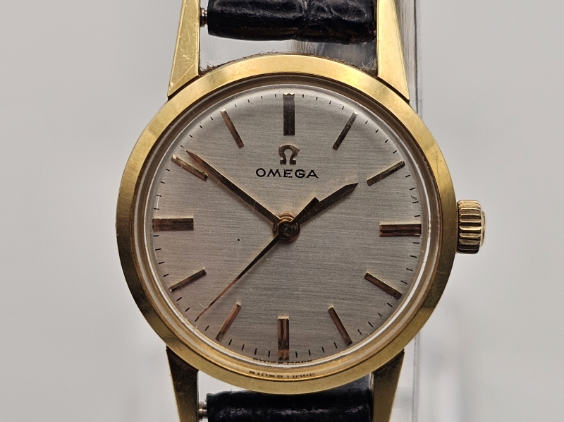 18k kultainen naisten Omega rannekello + laatikko. 14g