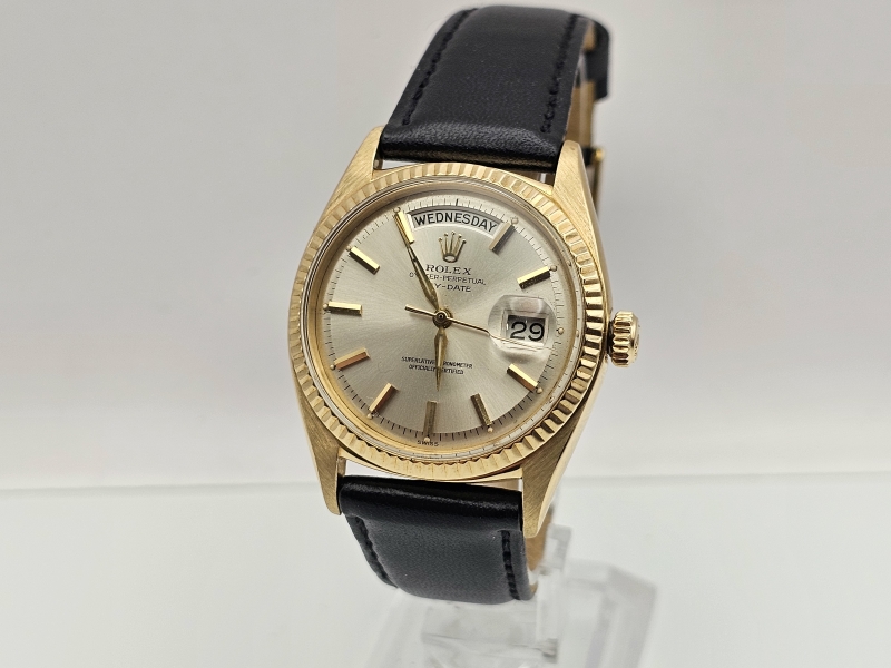 18k kultainen Rolex Oyster Perpetual Day-Date ns. double dash -kellotaululla, 61,87g