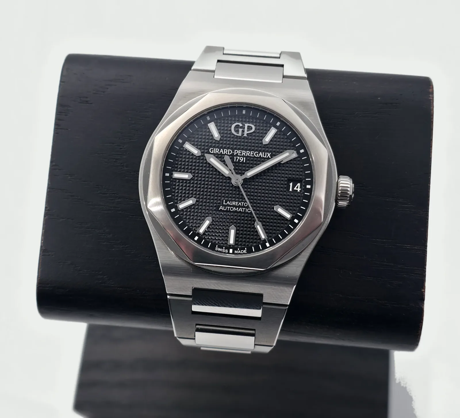 Girard-Perregaux Laureato