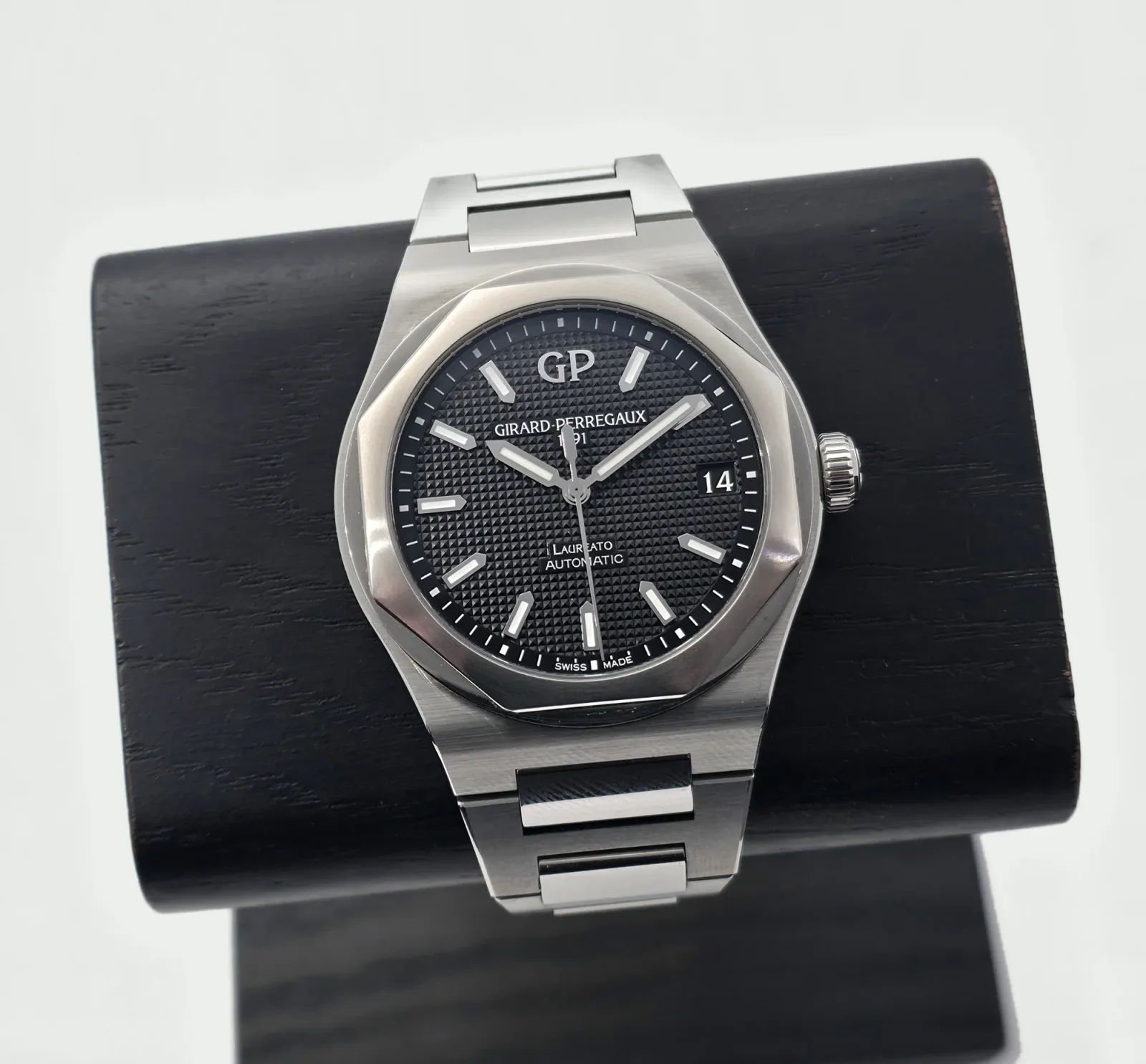 Girard-Perregaux Laureato