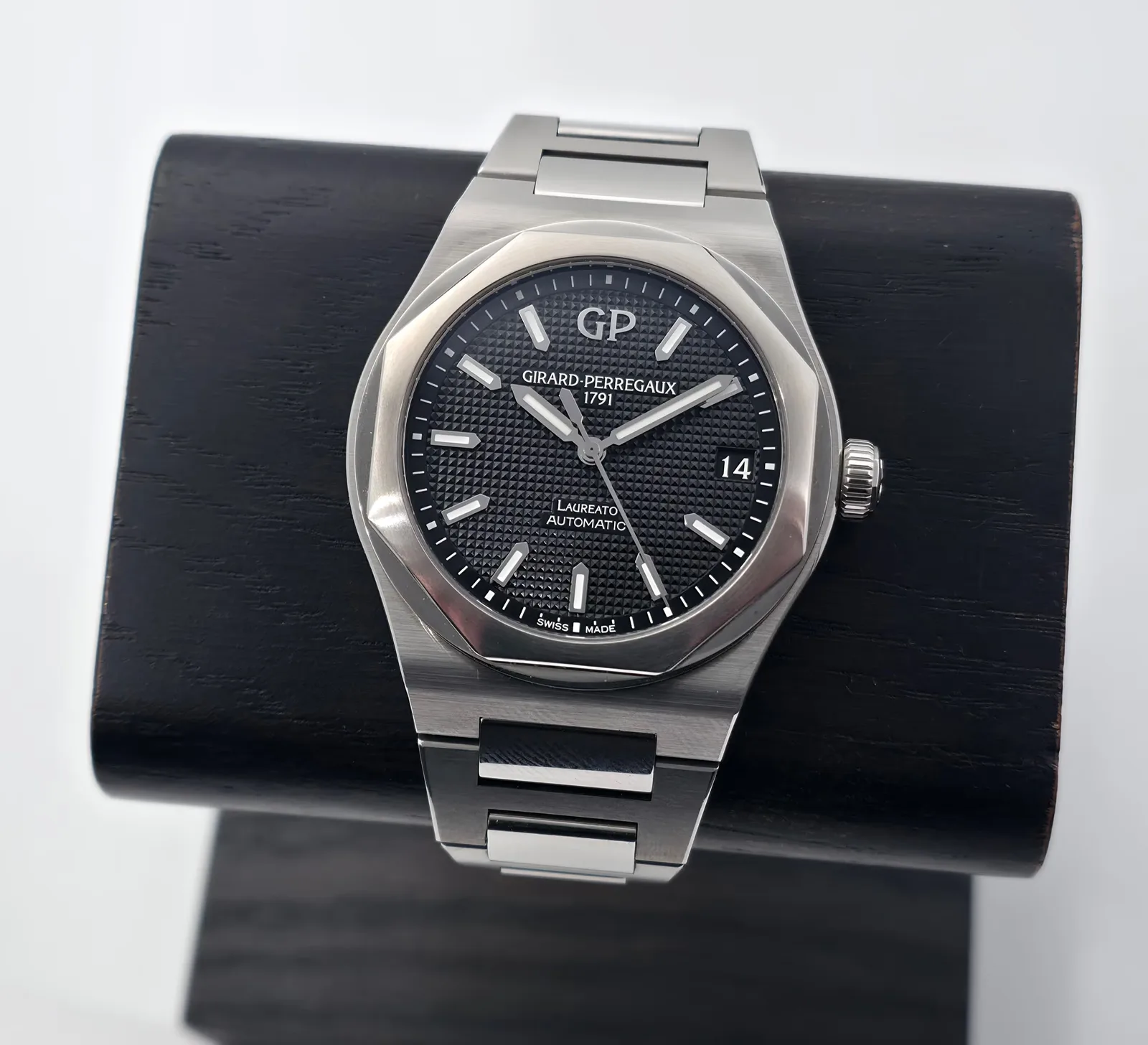 Girard-Perregaux Laureato
