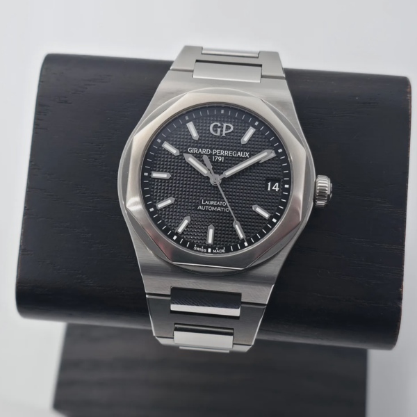 Girard-Perregaux Laureato