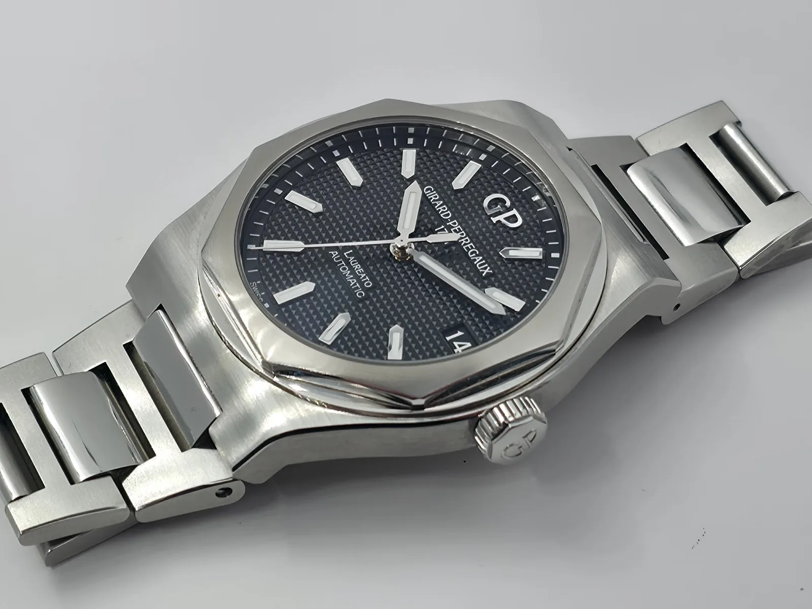 Girard-Perregaux Laureato