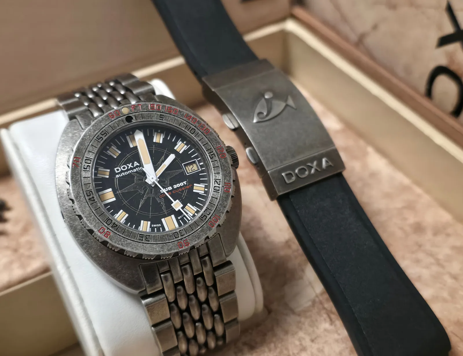 DOXA SUB 300T Sharkhunter Clive Cussler