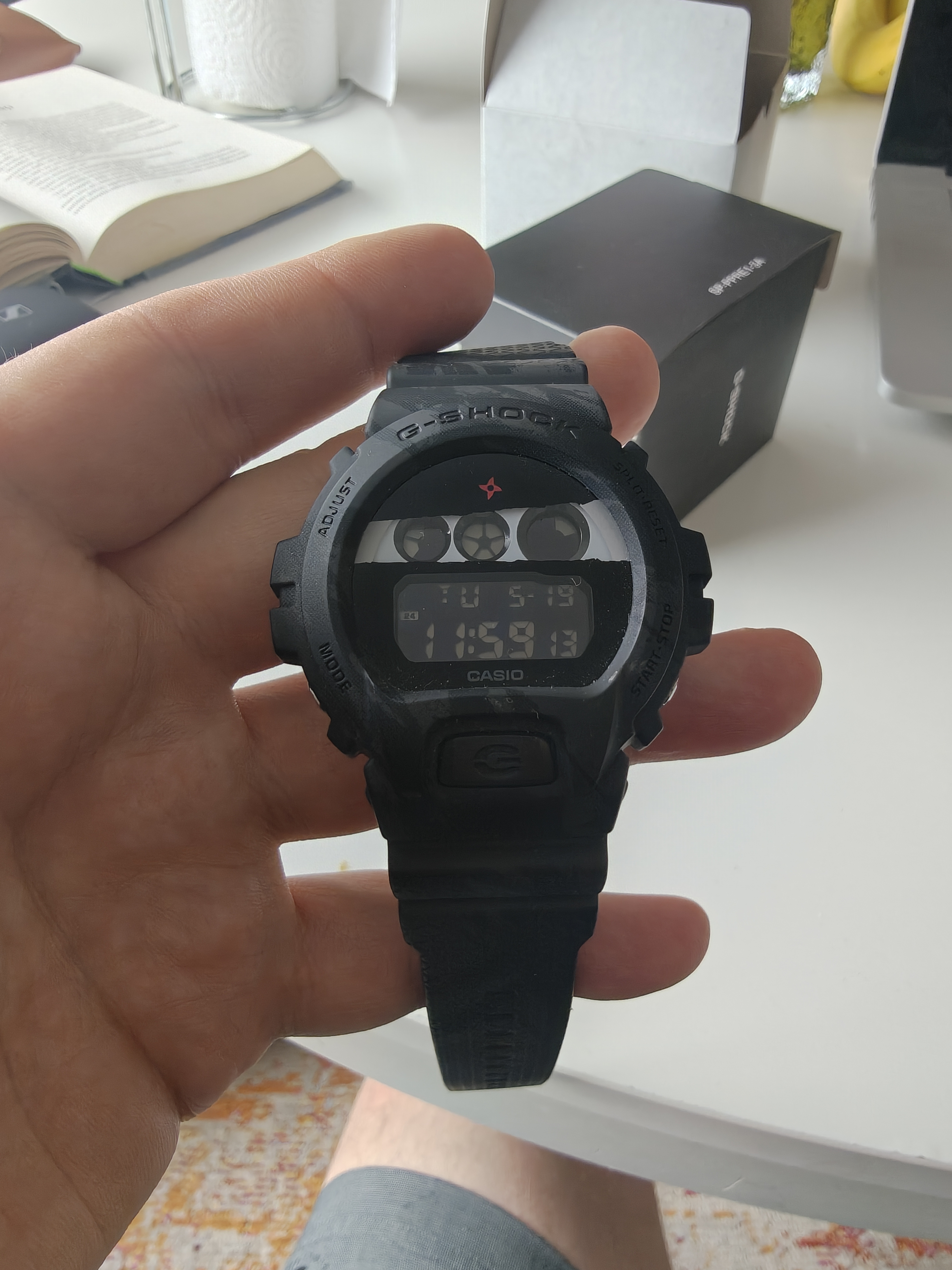 Casio DW-6900NNJ-1ER