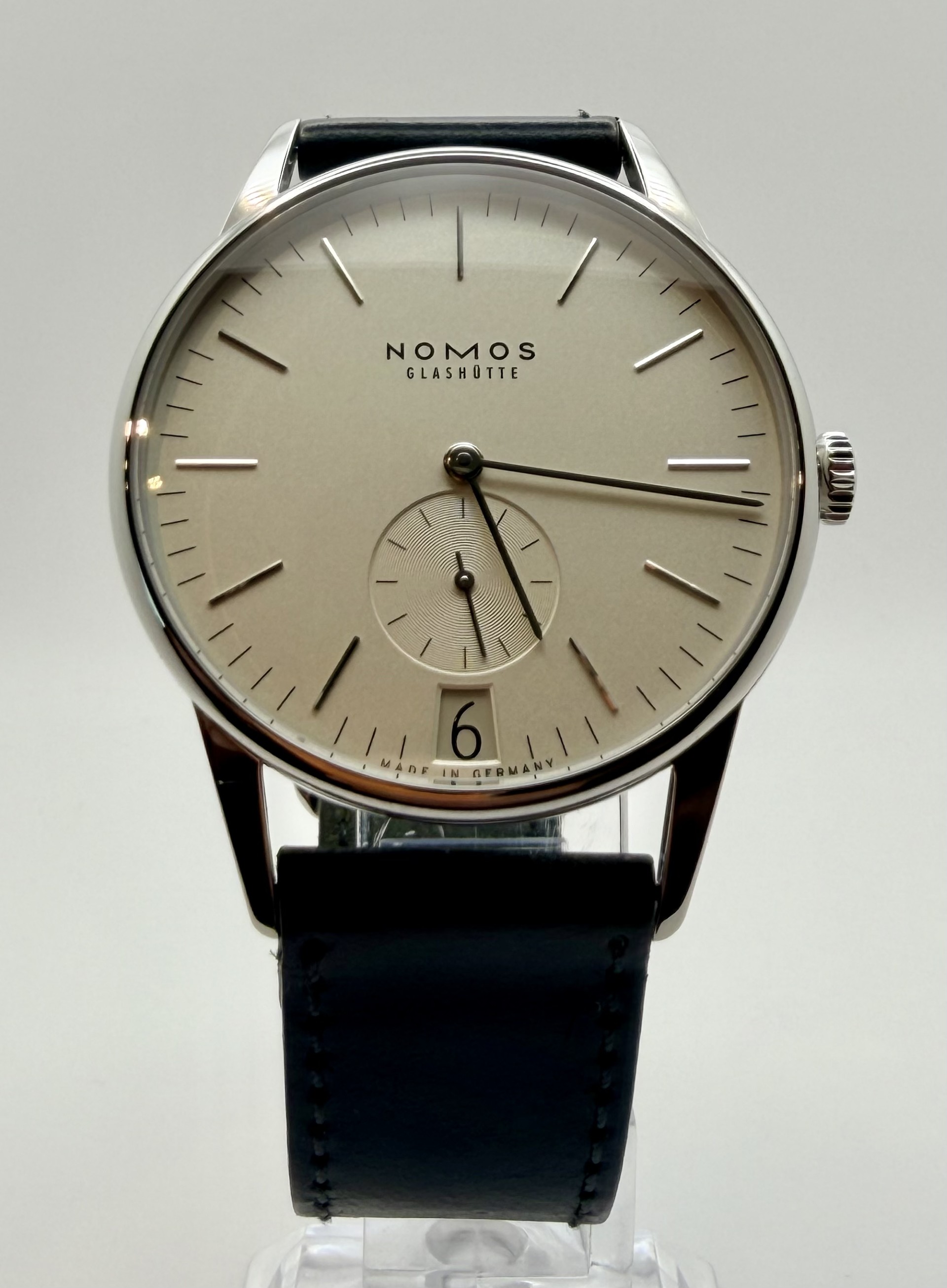 Nomos Orion 38 Datum Weiss Glasboden