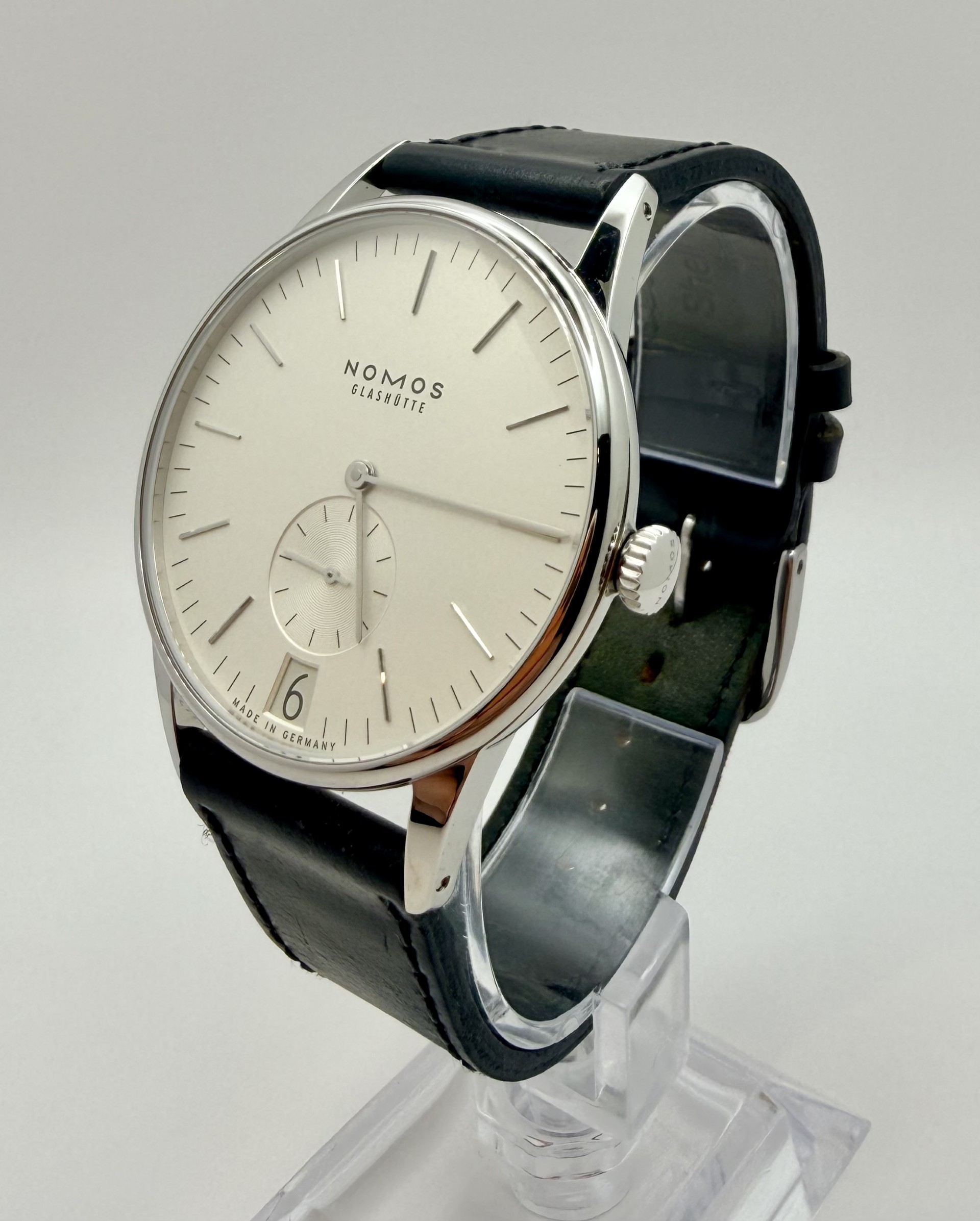 Nomos Orion 38 Datum Weiss Glasboden