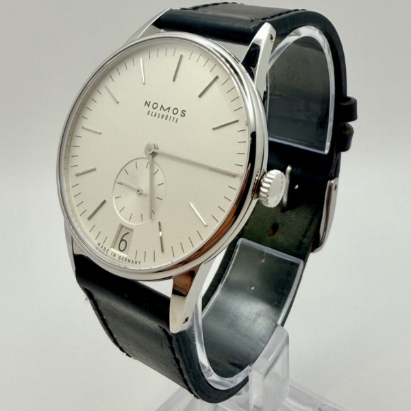 Nomos Orion 38 Datum Weiss Glasboden
