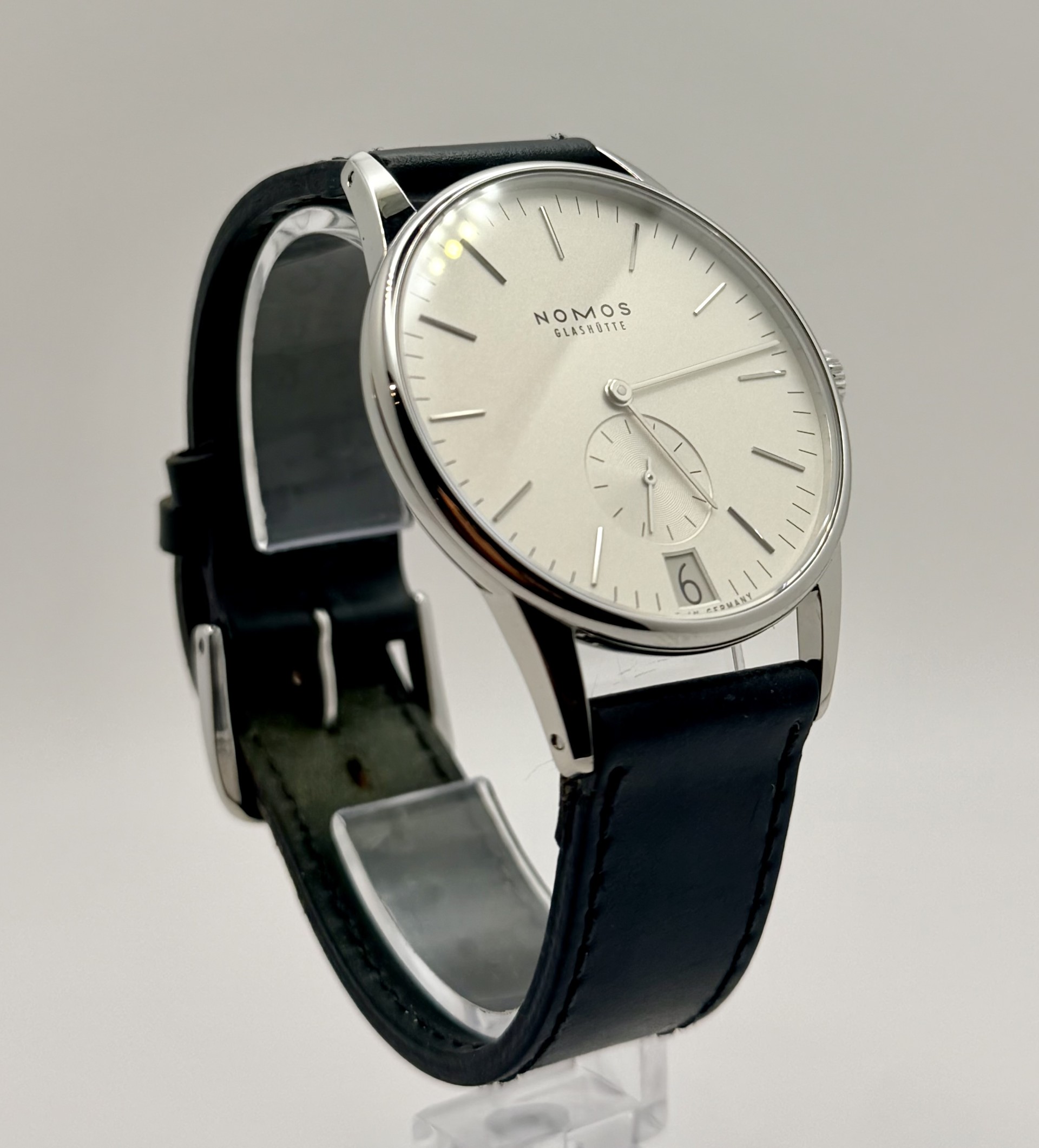 Nomos Orion 38 Datum Weiss Glasboden