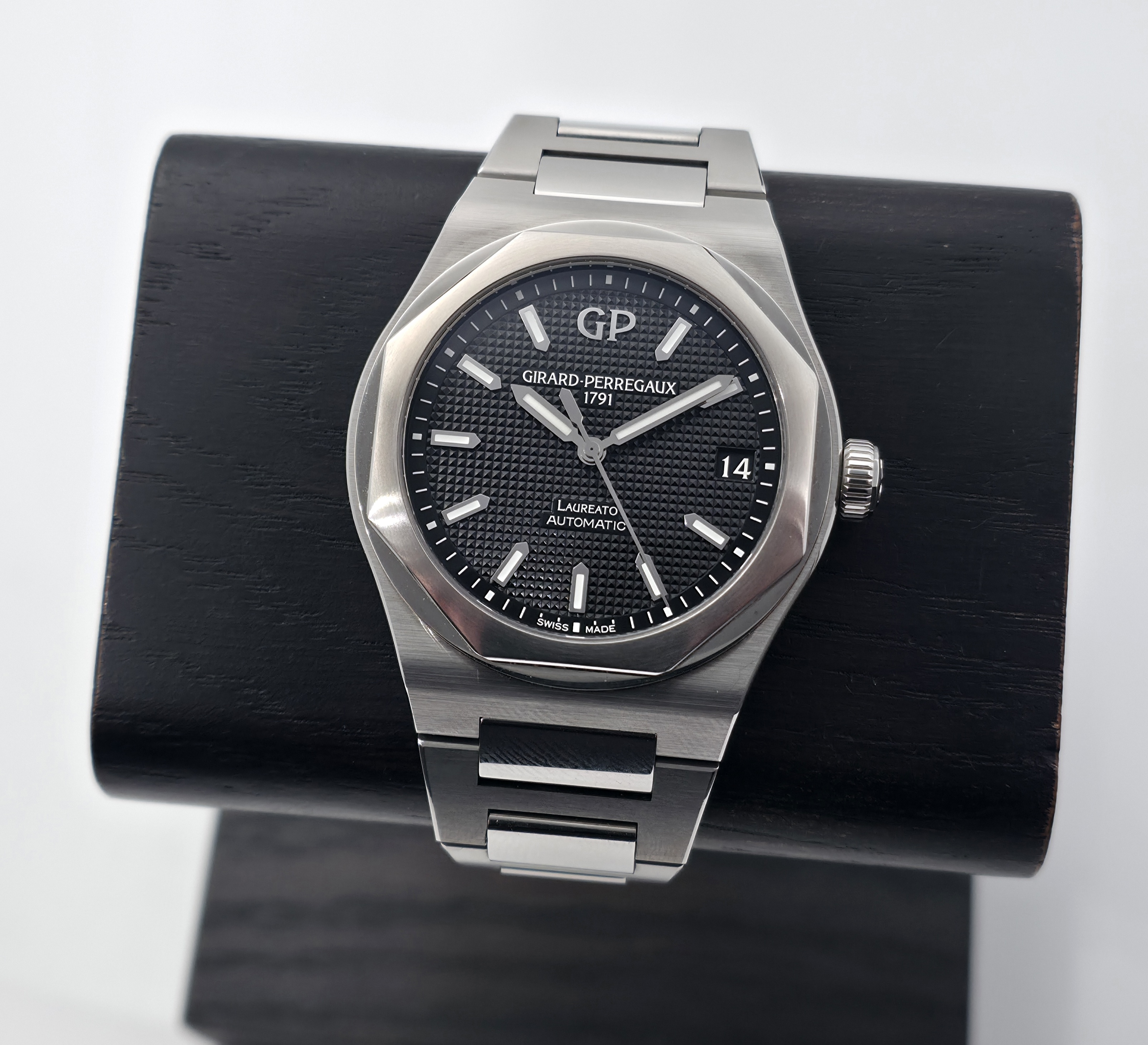 Girard-Perregaux Laureato