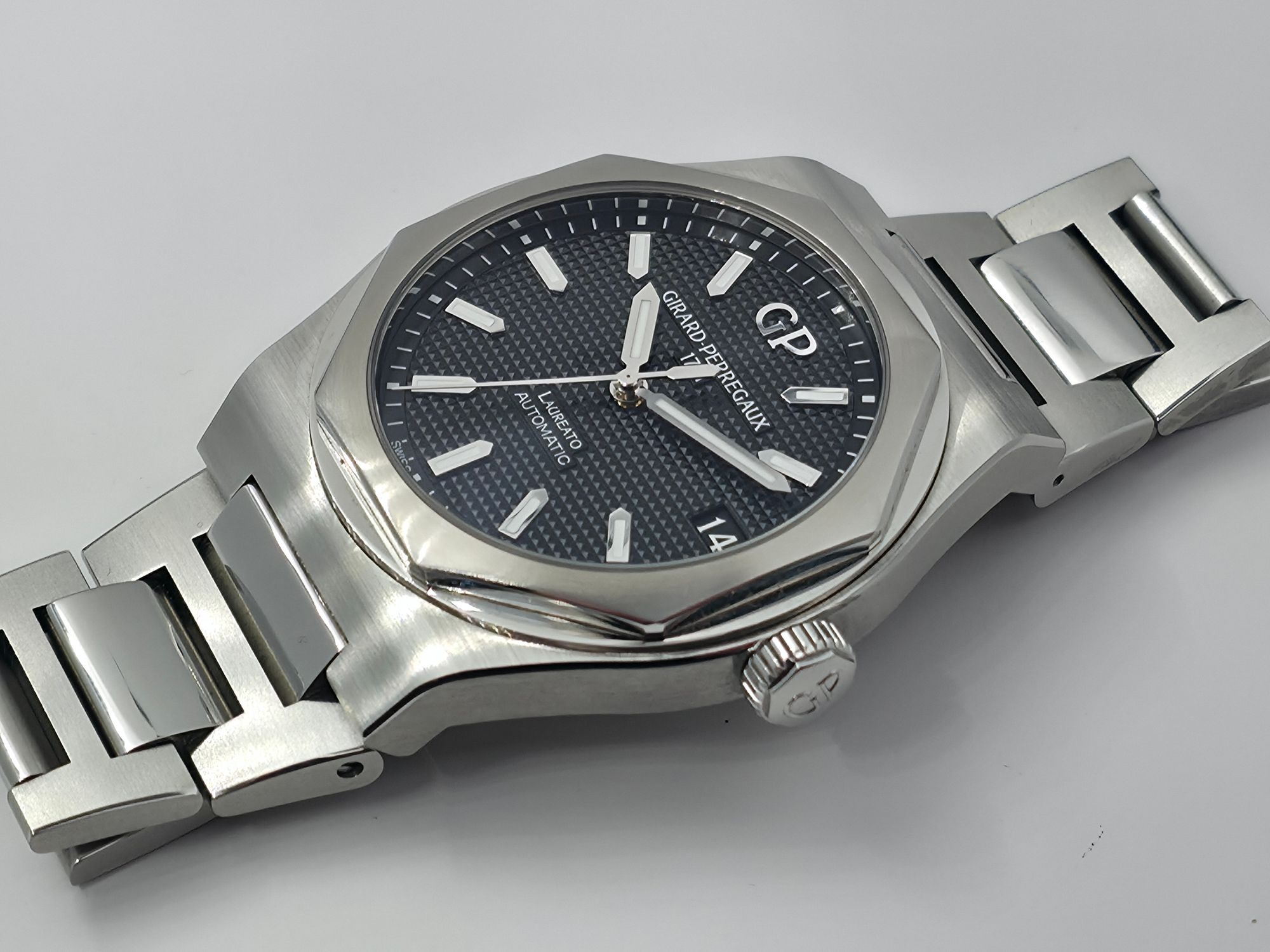 Girard-Perregaux Laureato